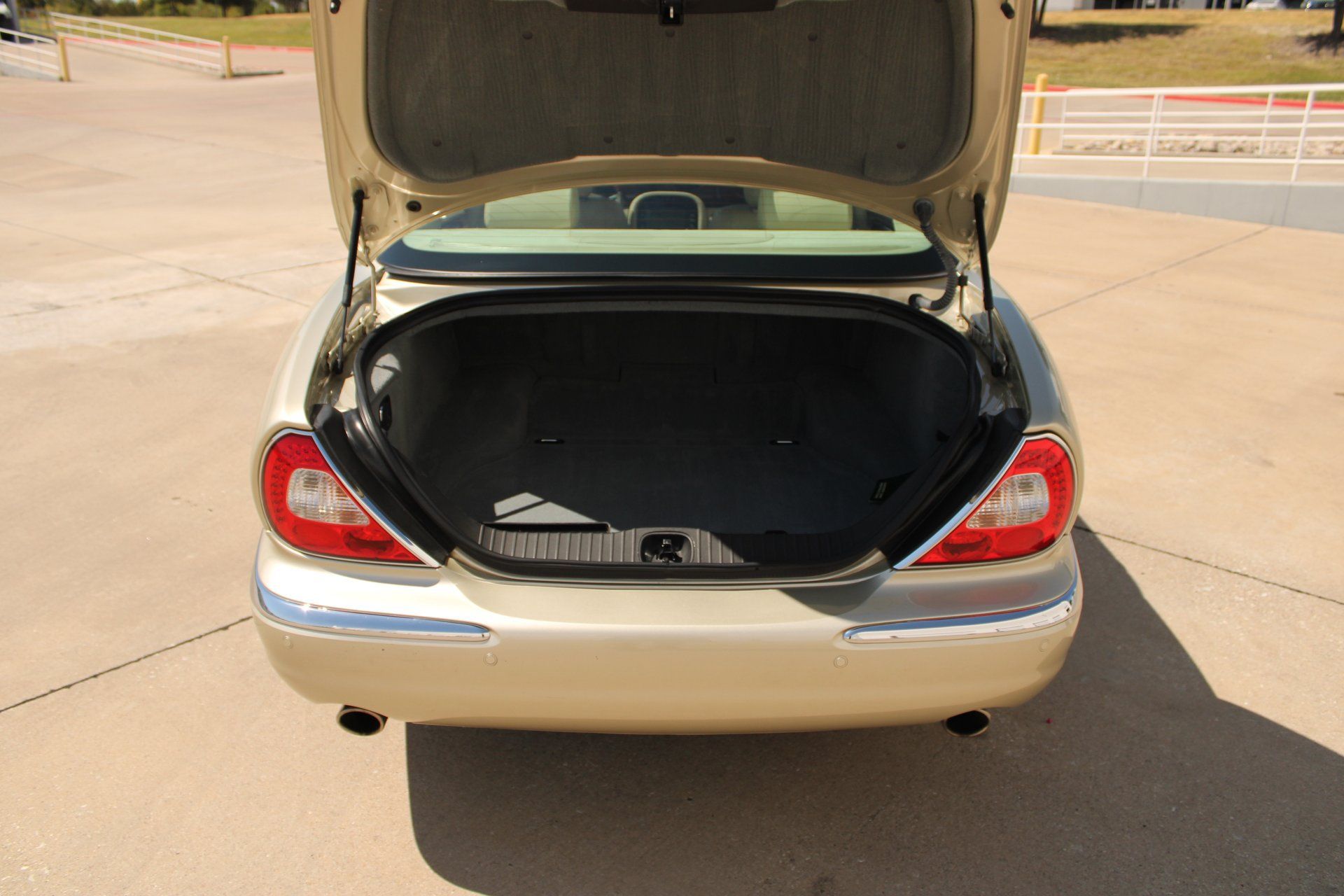 Used 2006 Jaguar XJ8 RWD image 19