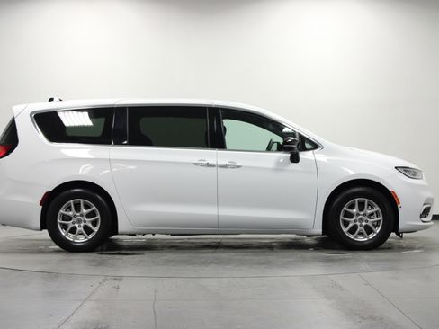 Used 2025 Chrysler Pacifica Select image 3