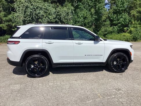 Used 2025 Jeep Grand Cherokee Limited w/ Luxury Tech Group II AWD/4WD image 5