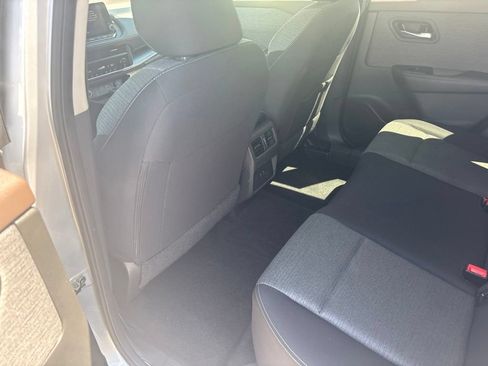 Used 2023 Nissan Rogue SV AWD/4WD image 16