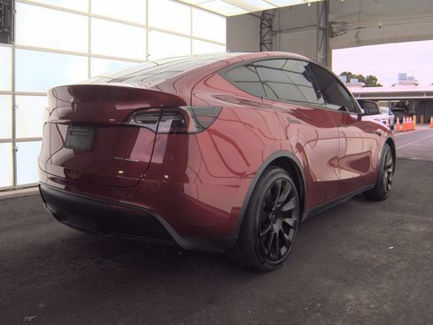 Used 2024 Tesla Model Y Long Range AWD/4WD image 3