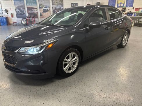 Used 2017 Chevrolet Cruze LT w/ Convenience Package FWD image 3