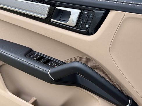 Certified 2023 Porsche Cayenne Platinum Edition image 29