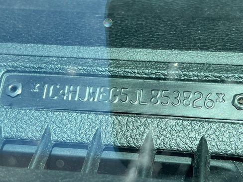 Used 2018 Jeep Wrangler Unlimited Sahara AWD/4WD image 3