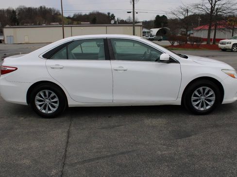 Used 2016 Toyota Camry LE image 6