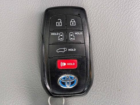 Used 2022 Toyota Sienna XLE AWD/4WD image 30