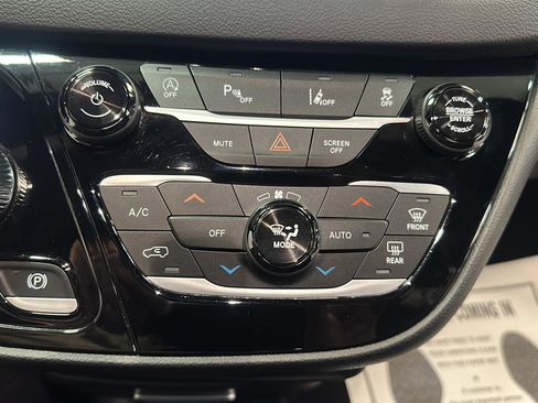 Used 2025 Chrysler Pacifica Select FWD image 17