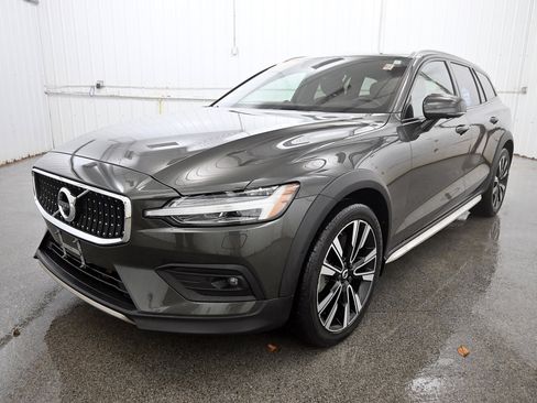 Used 2020 Volvo V60 T5 Cross Country image 21