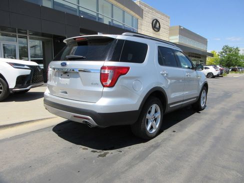 Used 2017 Ford Explorer XLT w/ Equipment Group 202A AWD/4WD image 10