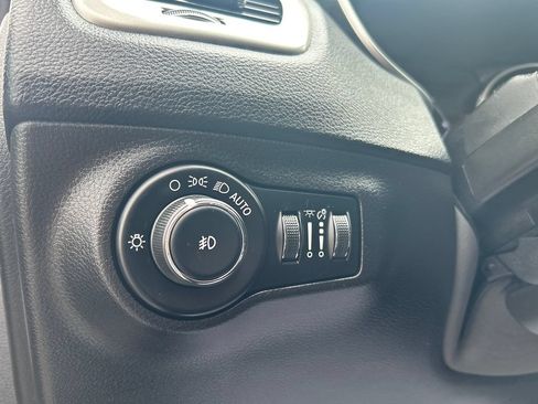 Used 2020 Jeep Compass Latitude w/ Cold Weather Group AWD/4WD image 21
