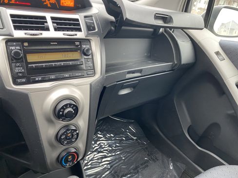 Used 2009 Toyota Yaris 4-Door Hatchback image 31