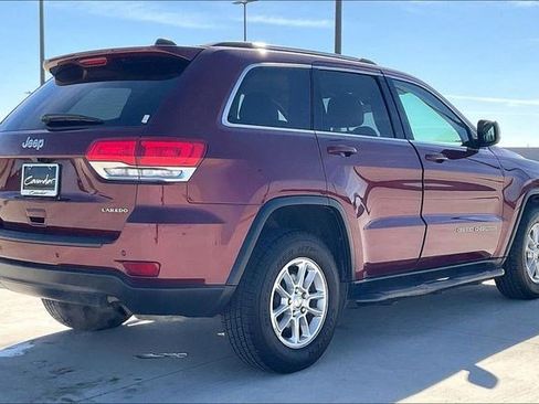 Used 2019 Jeep Grand Cherokee Laredo image 2