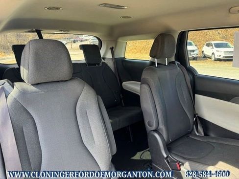 Used 2023 Kia Carnival LX FWD image 16