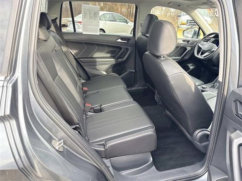 Used 2022 Volkswagen Tiguan SE image 11