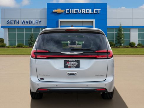 Used 2024 Chrysler Pacifica Limited FWD image 6