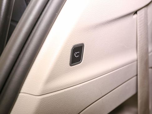 Used 2024 Chrysler Pacifica Touring-L FWD image 12