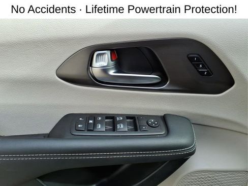 Used 2024 Chrysler Pacifica Touring-L image 11