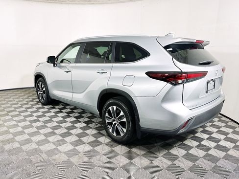 Used 2024 Toyota Highlander XLE image 5