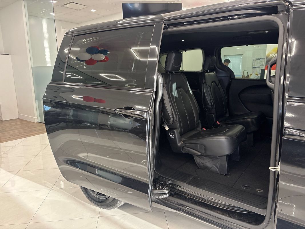 Used 2019 Chrysler Pacifica Touring-L Plus w/ Advanced Safetytec Group FWD image 15