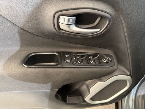 Used 2018 Jeep Renegade Latitude image 9