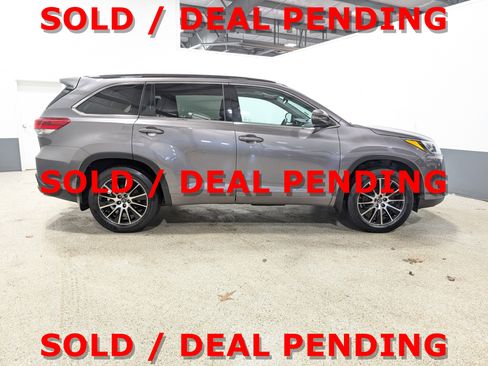 Used 2018 Toyota Highlander SE image 2