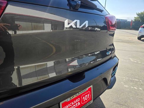 Used 2022 Kia Niro EX image 16
