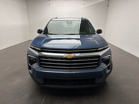 Used 2025 Chevrolet Traverse LT AWD/4WD image 3