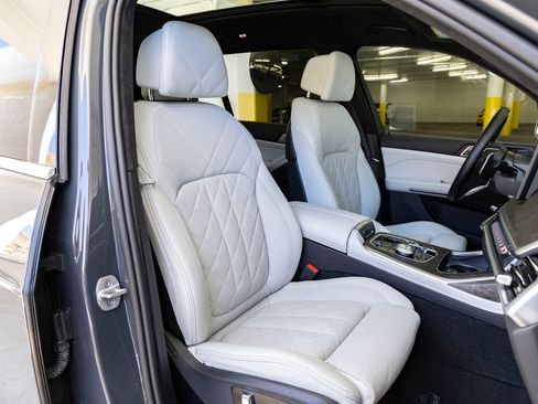 Used 2024 BMW X7 xDrive40i w/ Parking Assistance Package AWD/4WD image 32
