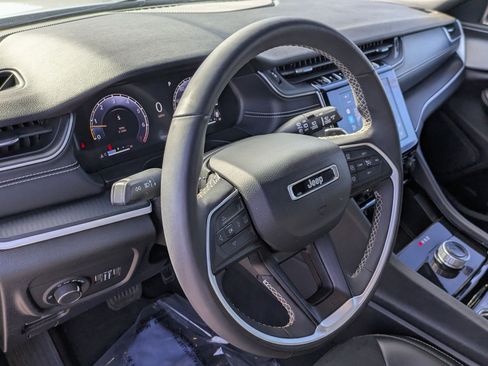 Used 2023 Jeep Grand Cherokee L Laredo image 15