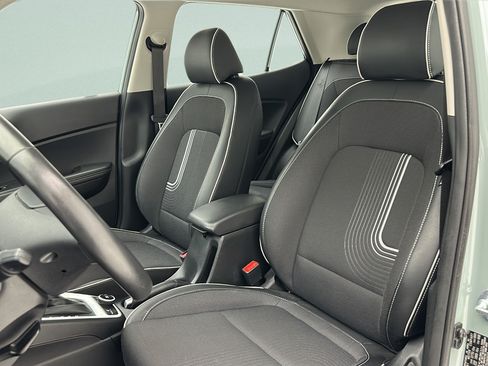 Used 2025 Hyundai Venue Limited FWD image 13