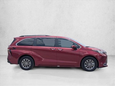 Used 2022 Toyota Sienna XLE FWD image 4
