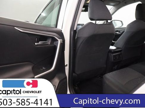 Used 2020 Toyota RAV4 XLE w/ Carpet Mat Package AWD/4WD image 29