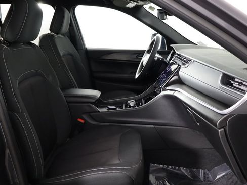 Used 2025 Jeep Grand Cherokee Laredo RWD image 18