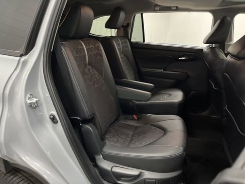 Used 2024 Toyota Highlander XLE image 32