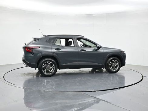 Used 2025 Chevrolet Trax LT w/ Driver Confidence Package FWD image 2