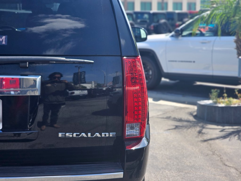 Used 2012 Cadillac Escalade Luxury RWD image 8