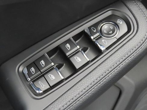 Certified 2026 Porsche Macan AWD/4WD image 38