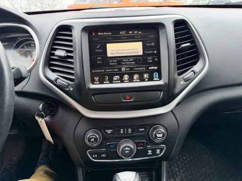 Used 2017 Jeep Cherokee Trailhawk w/ Cold Weather Group image 18