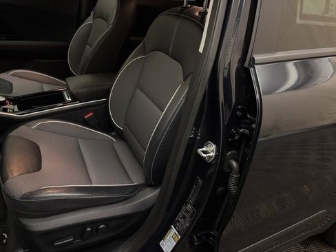 Used 2022 Kia Niro EX w/ Cold Weather Package image 11