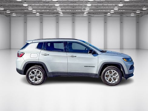 Used 2025 Jeep Compass Latitude image 6