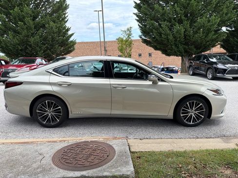 Used 2022 Lexus ES 300h w/ Premium Package FWD image 4