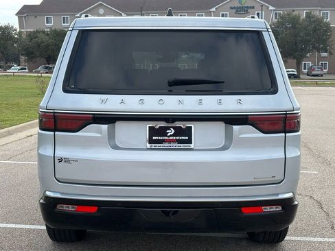 Used 2024 Jeep Wagoneer Series II w/ Flexible Seating Group image 7