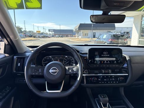 Used 2024 Nissan Pathfinder SL image 15
