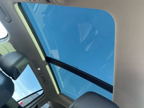 Used 2023 Volkswagen Tiguan SE w/ Panoramic Sunroof Package image 26