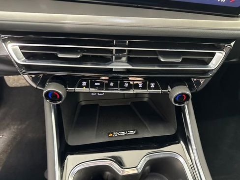 Used 2025 Chevrolet Traverse LT image 23