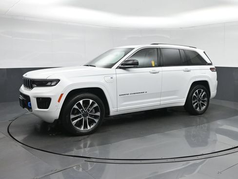 Used 2023 Jeep Grand Cherokee Overland w/ Advanced Protech Group III AWD/4WD image 3