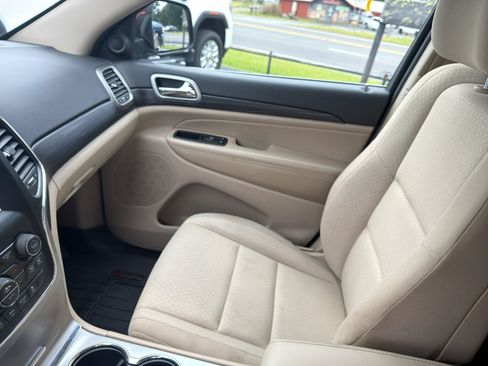 Used 2019 Jeep Grand Cherokee Laredo RWD image 19