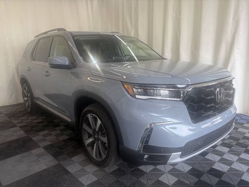 Used 2025 Honda Pilot Touring image 4