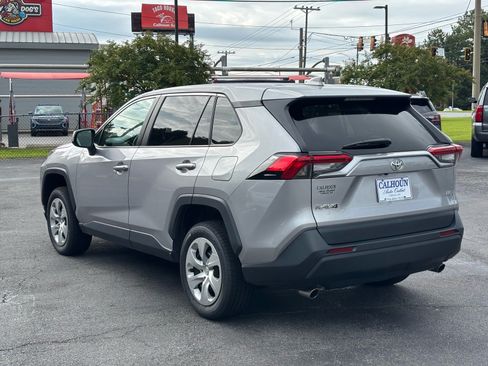 Used 2022 Toyota RAV4 LE FWD image 3