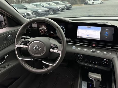 Used 2023 Hyundai Elantra SEL w/ Convenience Package image 17